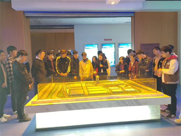 武漢理工大學(xué)學(xué)生到萬(wàn)洲參觀(guān)學(xué)習(xí)（8）.jpg