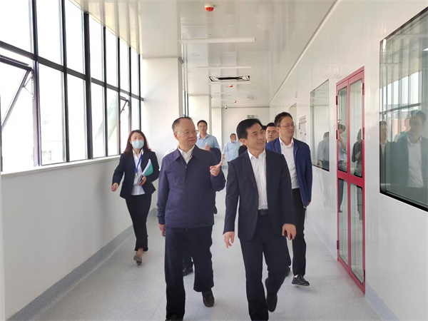 省經(jīng)信廳領導視察光電項目3-可用.jpg